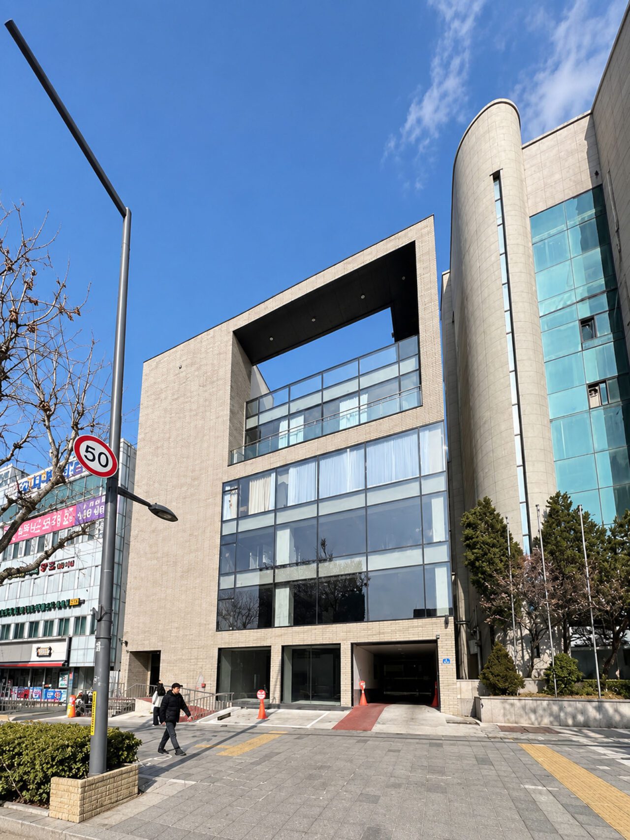 천호대로 가로변에서 바라본 중곡동 증축·대수선 사옥 전체 외관