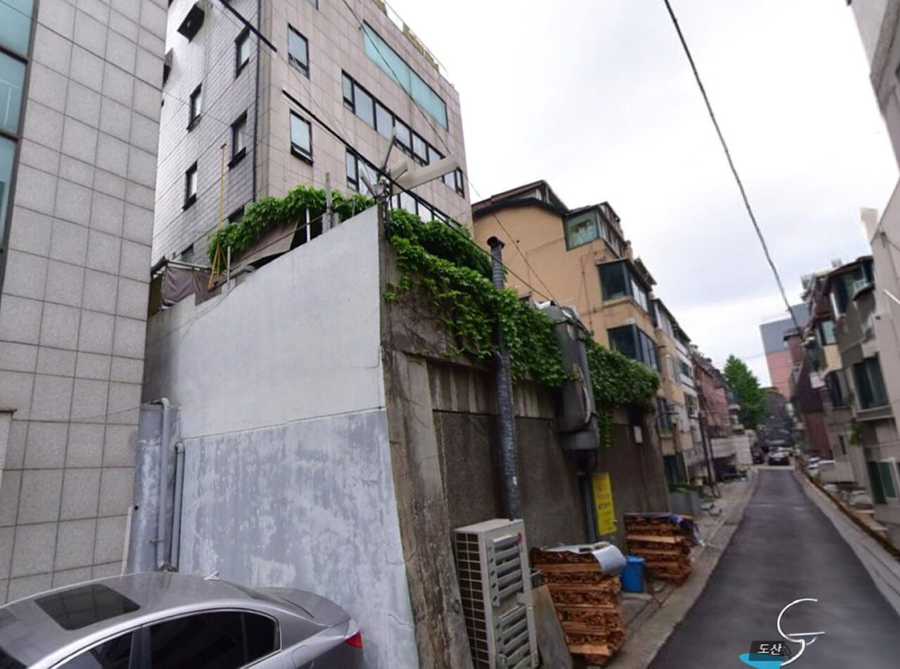 창고로 사용되던 지하 1층이 배면도로와 접한 논현동 사옥 대수선 전 배면